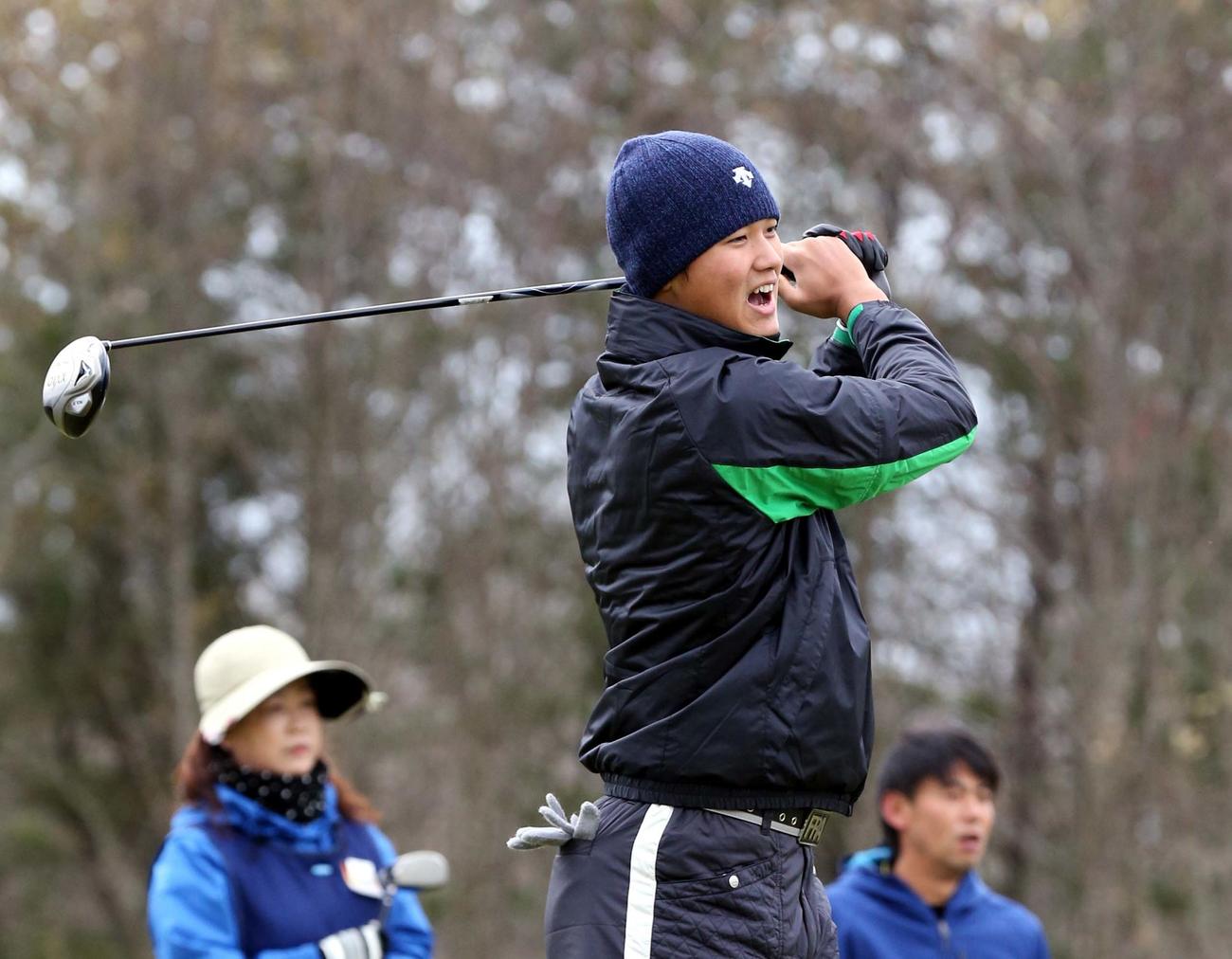 日本ハム選手会納会ゴルフコンペでゴルフ初体験の大谷翔平（13年11月25日撮影）