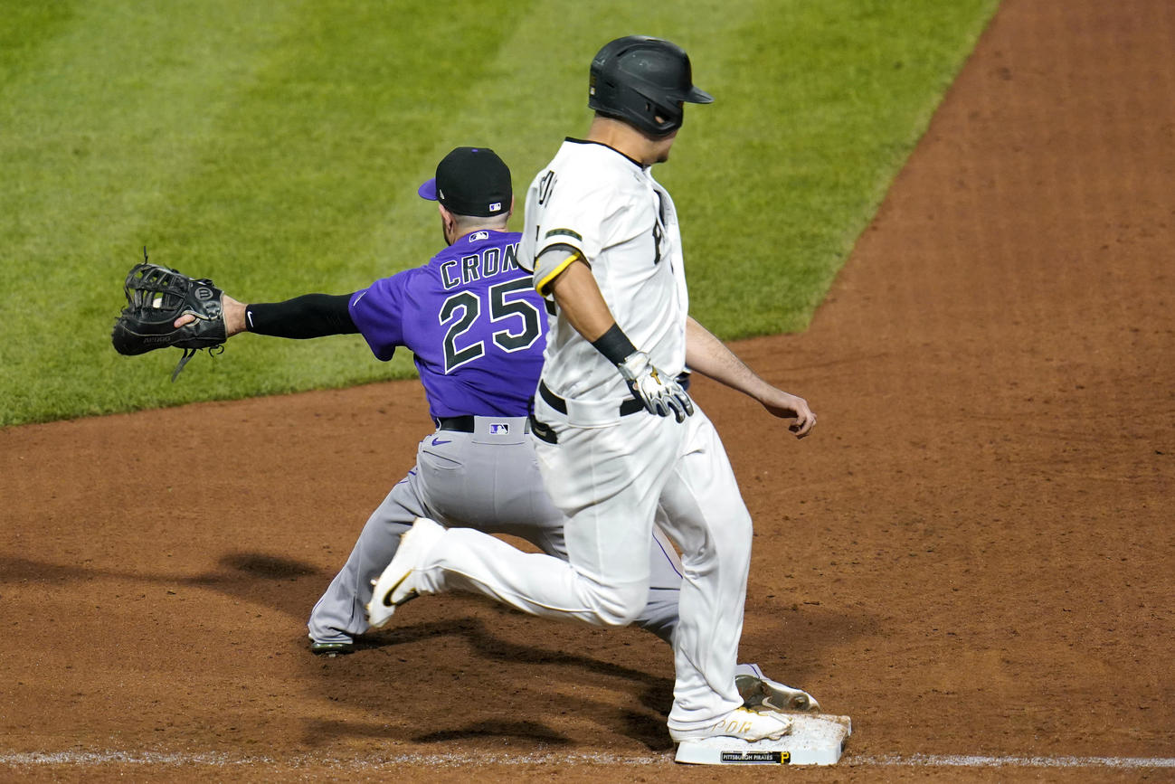 ロッキーズ戦の8回、決勝打となる内野安打を放ち、一塁を駆け抜ける筒香（AP）