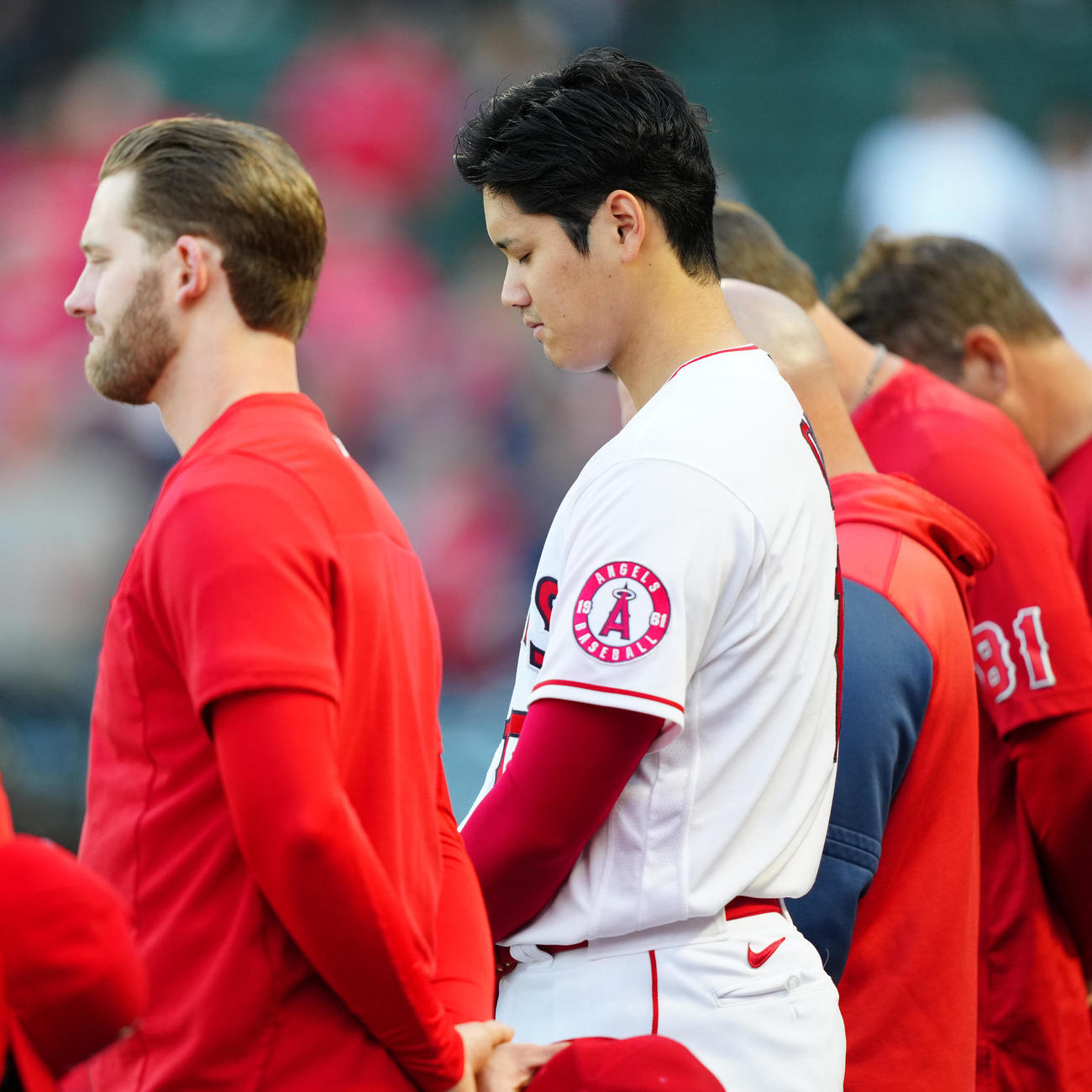 エンゼルス対レンジャーズ　試合前、黙とうするエンゼルス大谷（中央）（撮影・江口和貴）