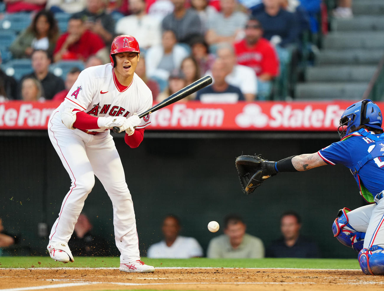 エンゼルス対レンジャーズ　3回裏エンゼルス2死、死球を受ける大谷（撮影・江口和貴）