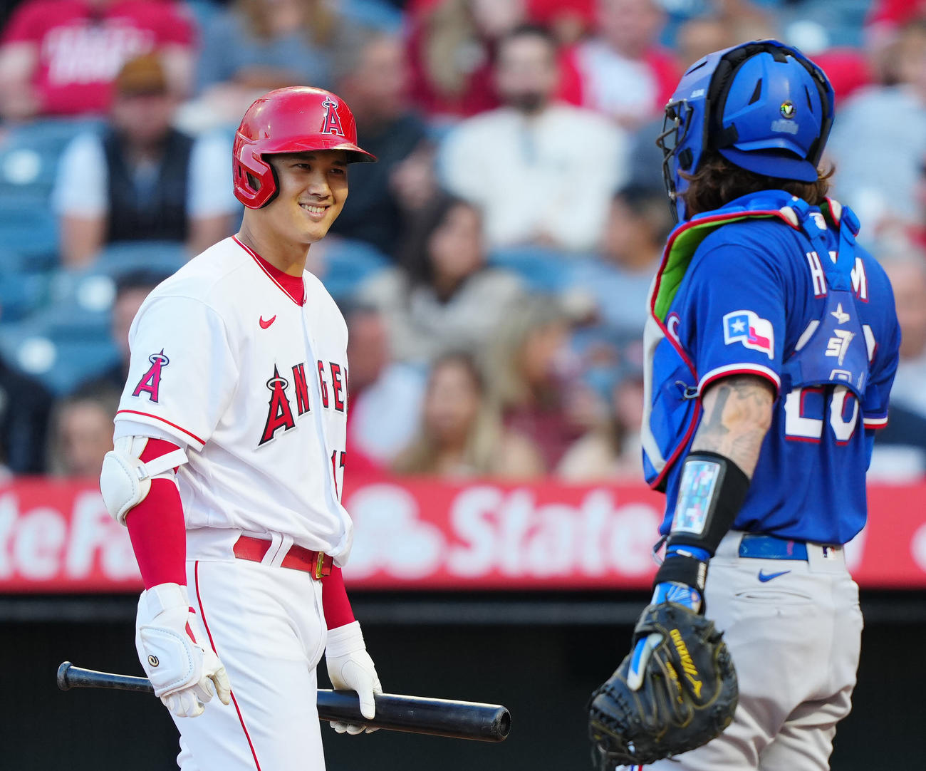 エンゼルス対レンジャーズ　1回裏エンゼルス無死、打席に入る前、捕手ハイム（右）と言葉を交わす大谷（撮影・江口和貴）