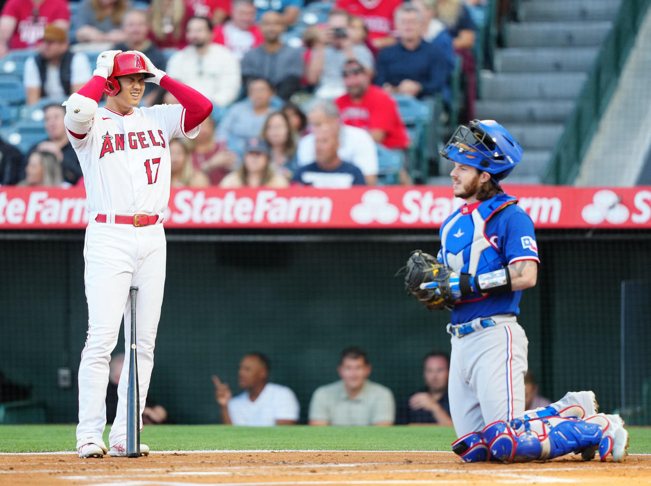 エンゼルス対レンジャーズ　1回裏エンゼルス無死、振ったバットがヘルメットに当たり、厳しい表情を見せる大谷。捕手ハイム（撮影・江口和貴）