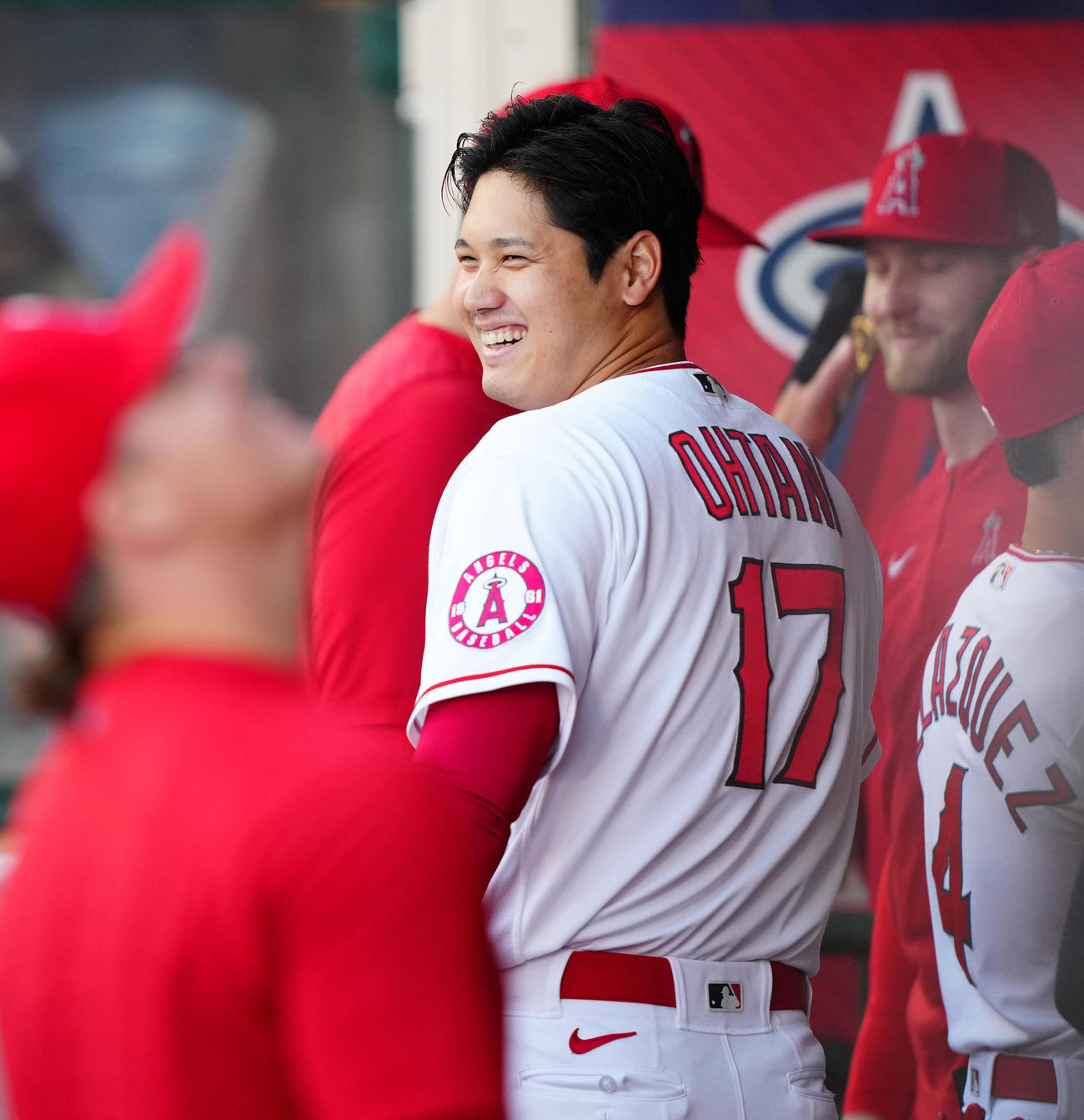 エンゼルス対レンジャーズ　試合前、ベンチで笑顔を見せるエンゼルス大谷（撮影・江口和貴）