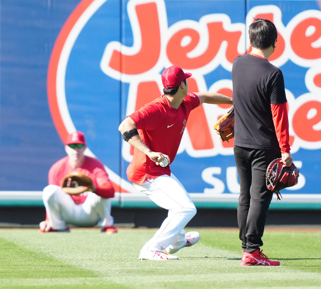 エンゼルス対レンジャーズ　試合前、投球練習するエンゼルス大谷（中央）（撮影・江口和貴）