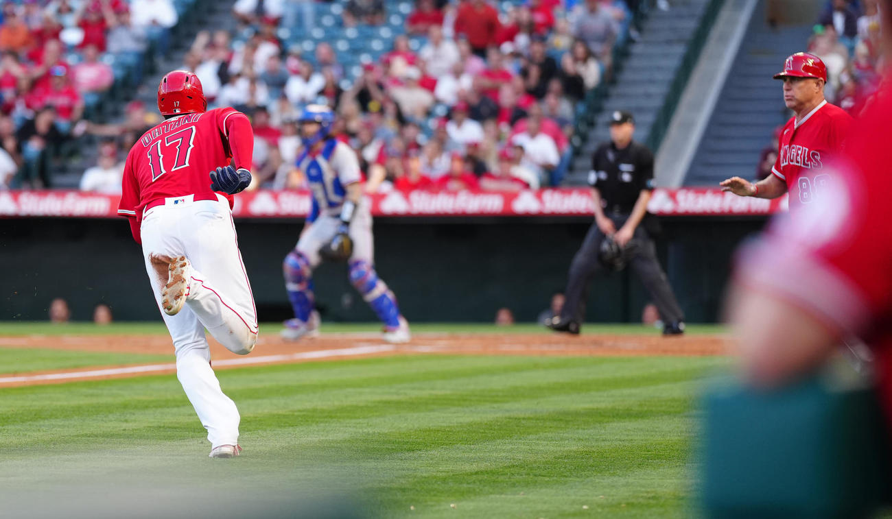 エンゼルス対レンジャーズ　1回裏エンゼルス2死二塁、レンドンの左前適時打で生還に向かう大谷（撮影・江口和貴）