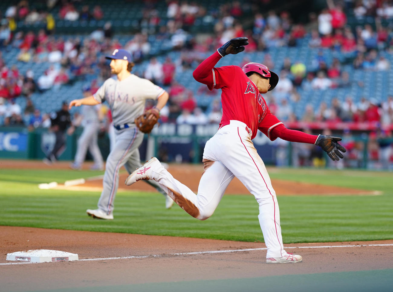 エンゼルス対レンジャーズ　1回裏エンゼルス2死二塁、レンドンの左前適時打で生還に向かうもバランスを崩す大谷（撮影・江口和貴）