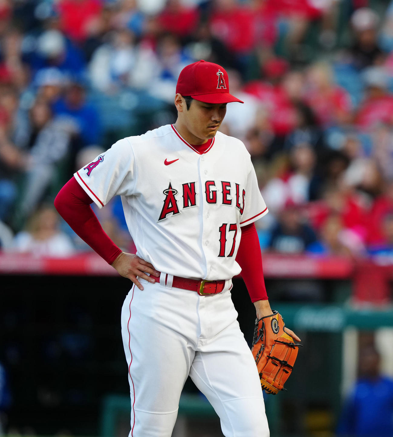 エンゼルス対ブルージェイズ　1回表、腰に手をやるエンゼルス先発の大谷（撮影・江口和貴）