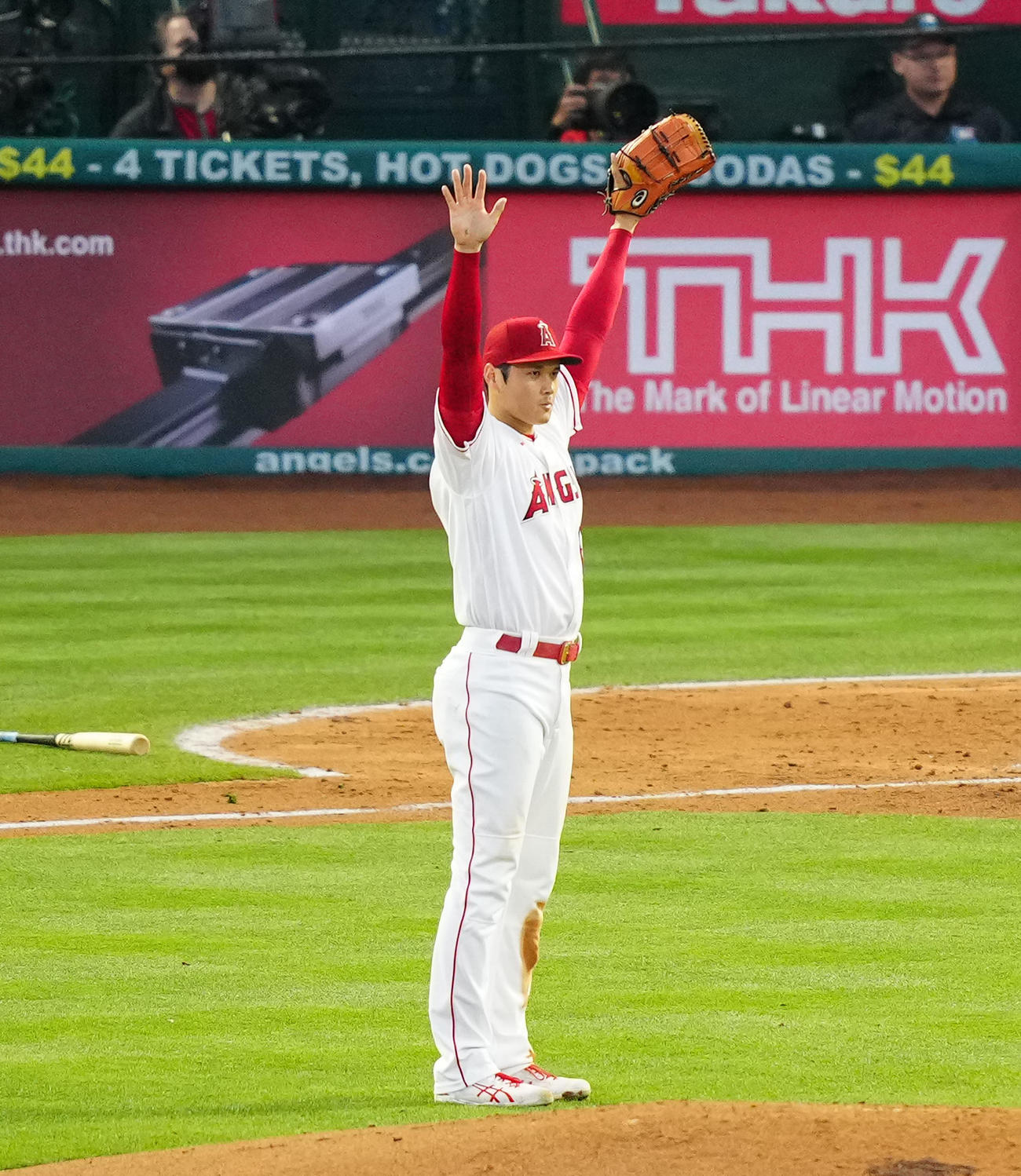 エンゼルス対ブルージェイズ　4回表ブルージェイズ1死、ジャンセンの打球を左翼手マーシュが好捕しバンザイする大谷（撮影・江口和貴）