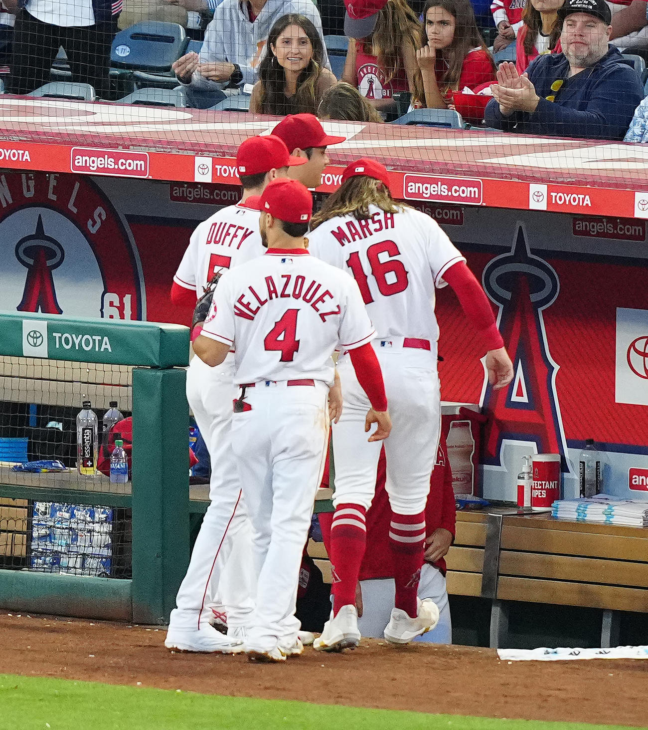 エンゼルス対ブルージェイズ　4回表終了後、好捕したエンゼルス左翼手マーシュ（右端）を迎える大谷（左後方）（撮影・江口和貴）