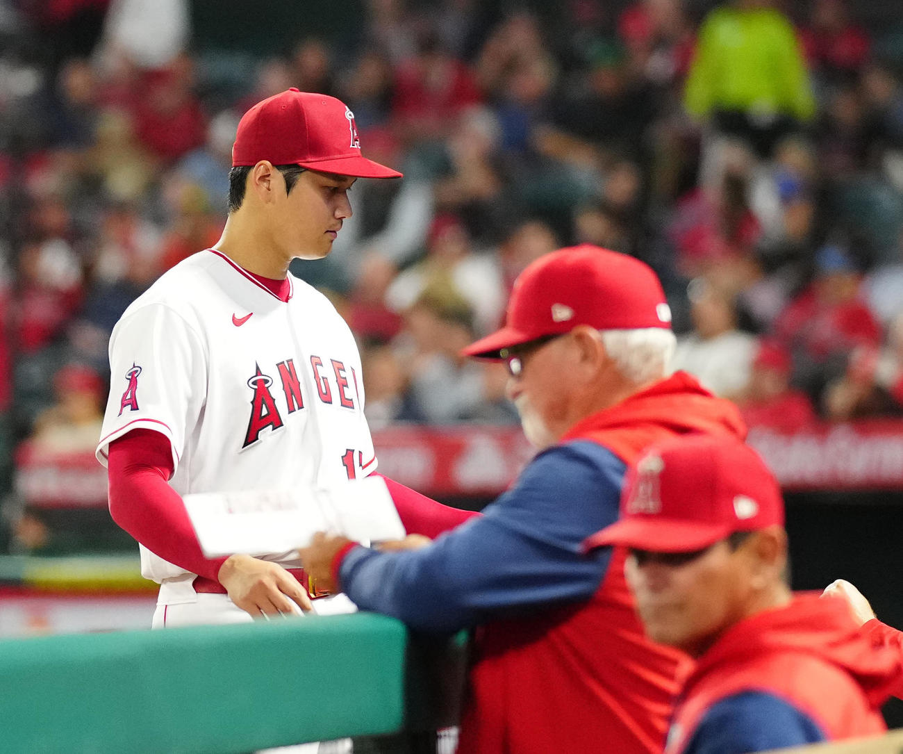 エンゼルス対ブルージェイズ　6回表終了後、ベンチに引き揚げるエンゼルス先発の大谷（左）（撮影・江口和貴）