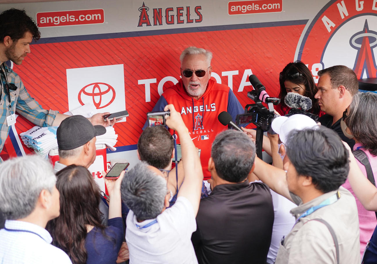 エンゼルス対ブルージェイズ　試合前、ベンチで取材に応じるエンゼルス・マドン監督（撮影・江口和貴）