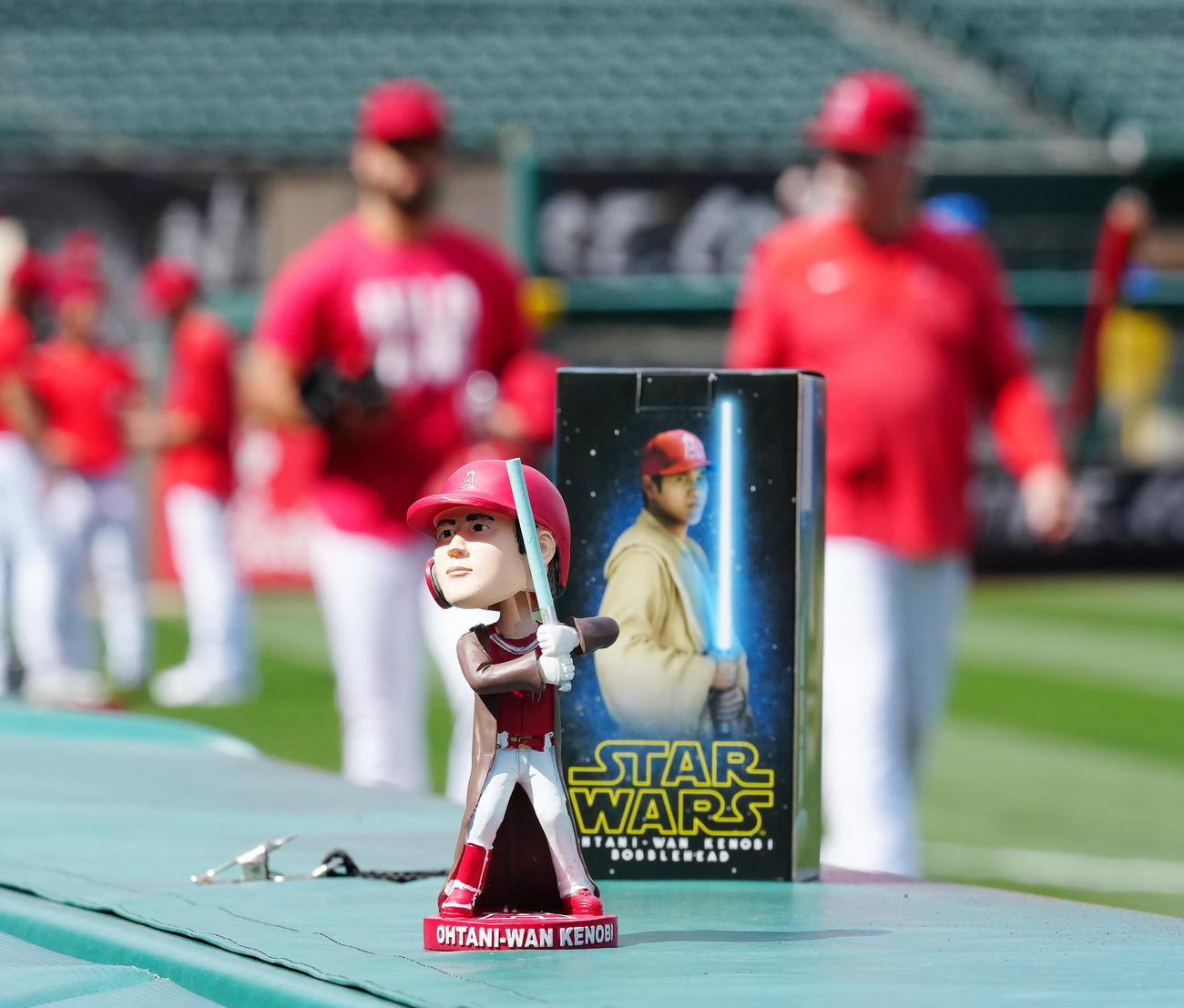 エンゼルス対ブルージェイズ　「スター・ウォーズ・ナイト」というイベントで来場者に配られたエンゼルス大谷のボブルヘッド人形。「オビ・ワン・ケノービ」にかけ、「OHTANI－WAN KENOBI」と記されている（撮影・江口和貴）