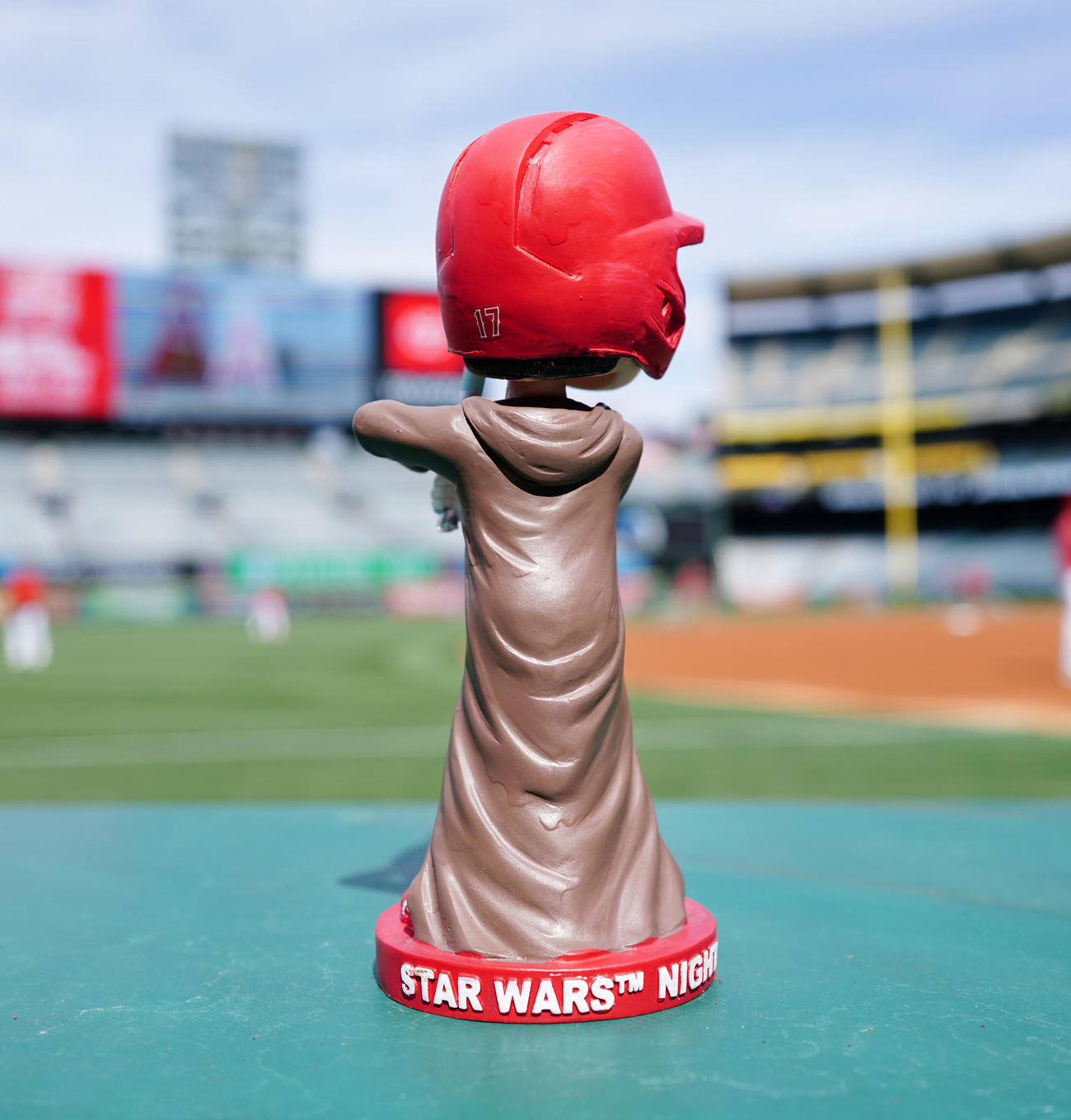 エンゼルス対ブルージェイズ　「スター・ウォーズ・ナイト」というイベントで来場者に配られたエンゼルス大谷のボブルヘッド人形（撮影・江口和貴）