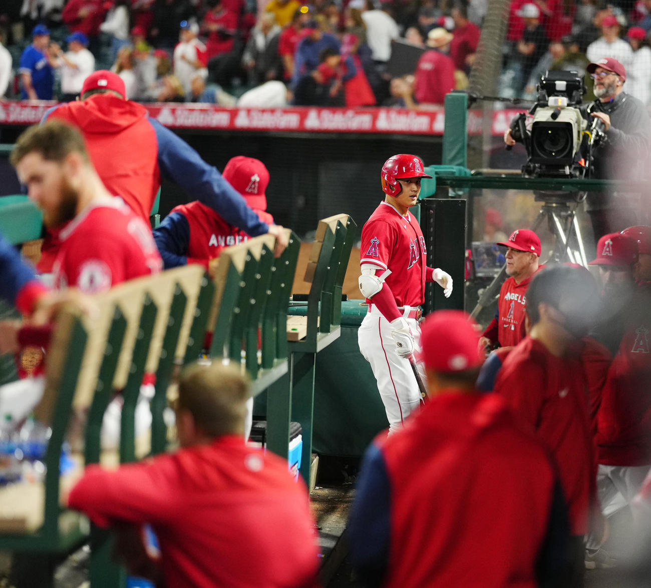 エンゼルス対ブルージェイズ　9回裏エンゼルス2死、代打で出場するも空振り三振で試合終了となり、ベンチに引き揚げた大谷（撮影・江口和貴）