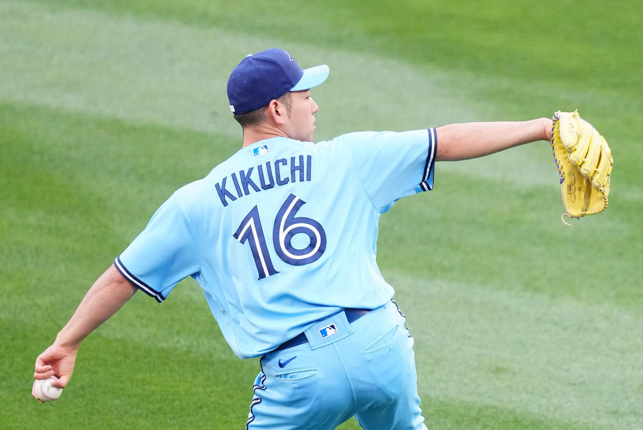 エンゼルス対ブルージェイズ　試合前、キャッチボールを行うブルージェイズ菊池（撮影・江口和貴）