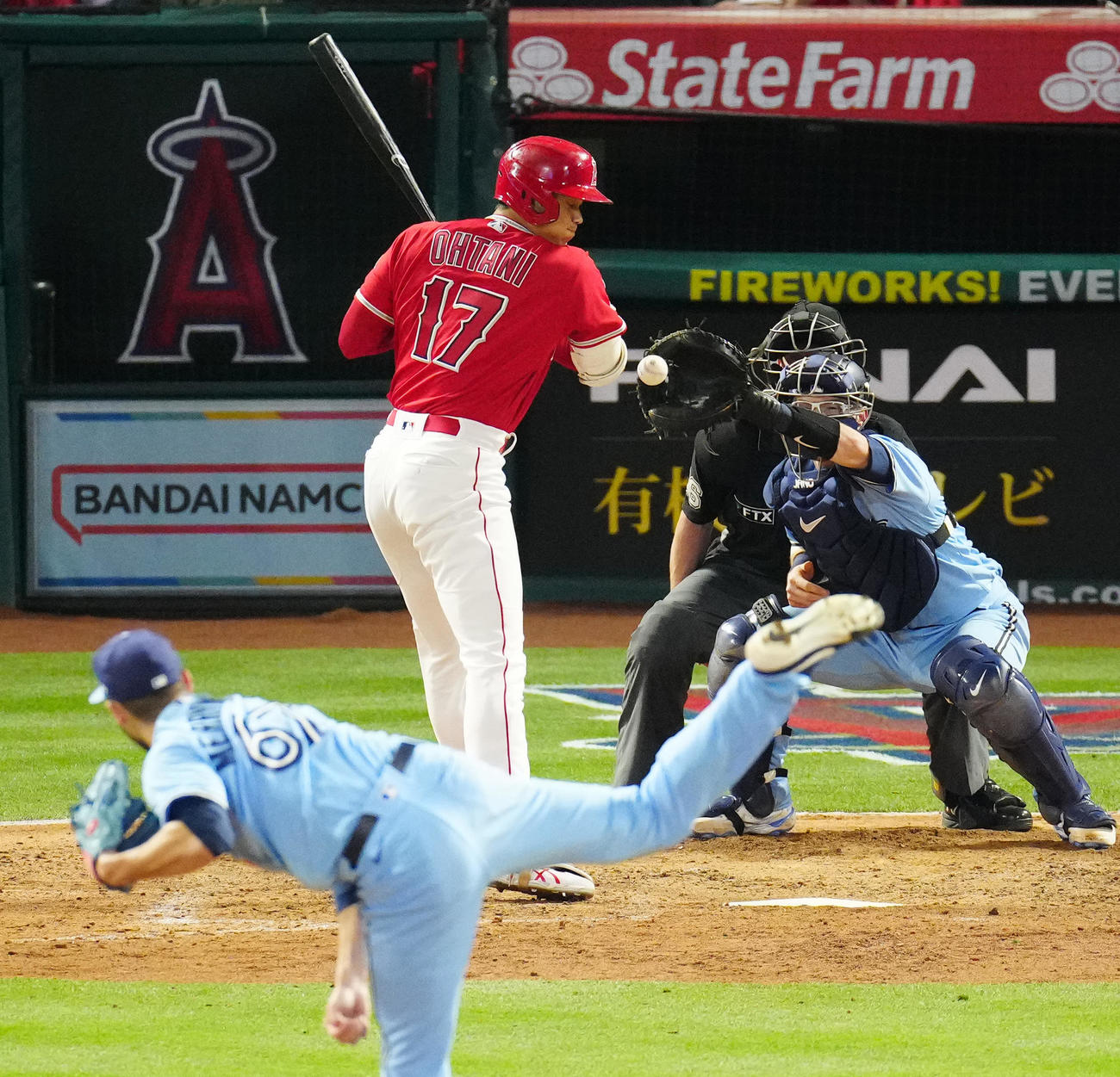 エンゼルス対ブルージェイズ　7回裏エンゼルス無死、死球を受ける大谷。投手メリーウェザー（撮影・江口和貴）