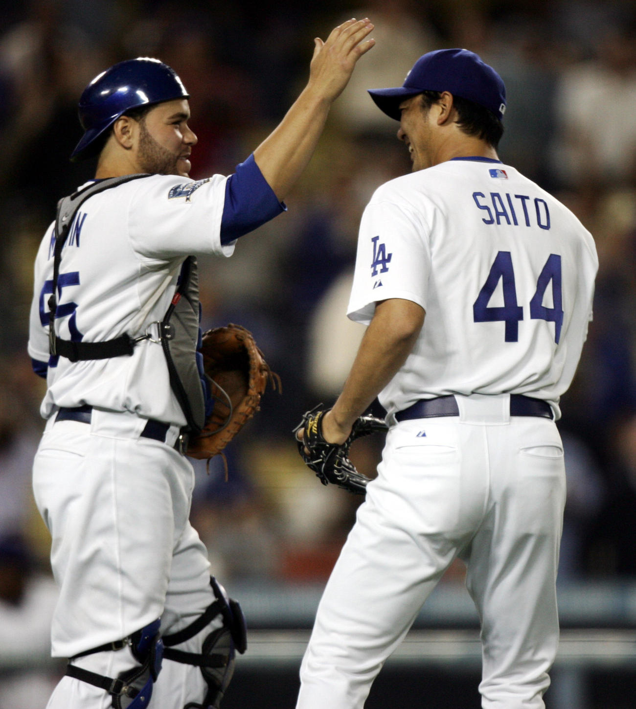 08年5月21日、レッズ戦で最後を締めたドジャース斎藤隆（右）はマーティンと喜び合う