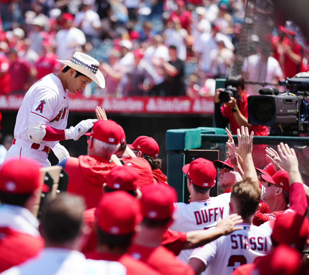 エンゼルス対ブルージェイズ　3回裏エンゼルス無死一塁、2点本塁打を放ち、ベンチで迎えられる大谷（左端）（撮影・江口和貴）