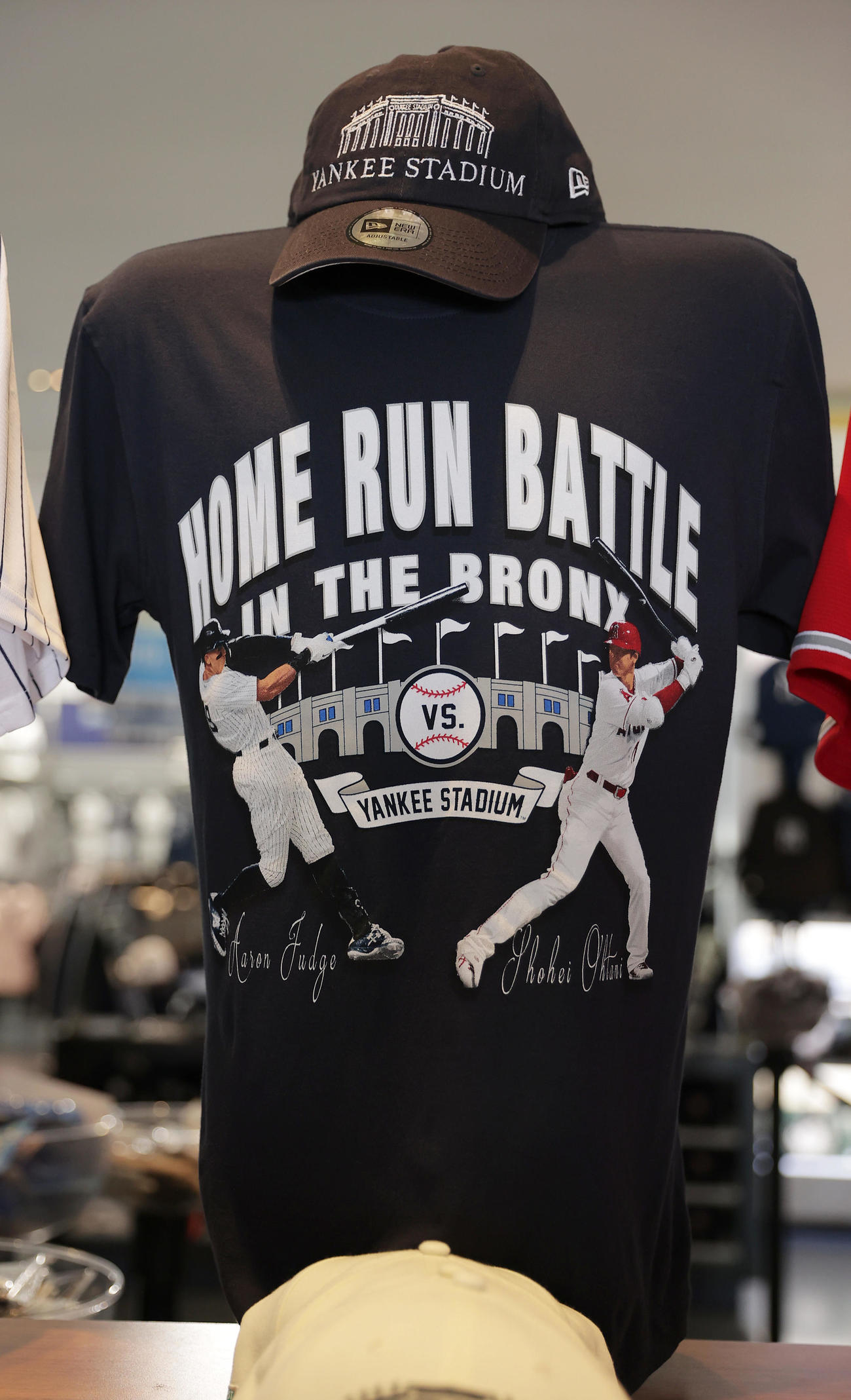 ヤンキース対エンゼルス　球場内の公式ストアで販売されているヤンキース・ジャッジとエンゼルス大谷の「HOME RUN BATTLE」Tシャツ（中央）（撮影・前田充）