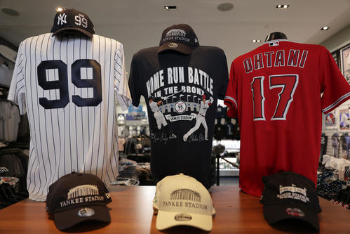 ヤンキース対エンゼルス　球場内の公式ストアで販売されているヤンキース・ジャッジとエンゼルス大谷の「HOME RUN BATTLE」Tシャツ（中央）（撮影・前田充）
