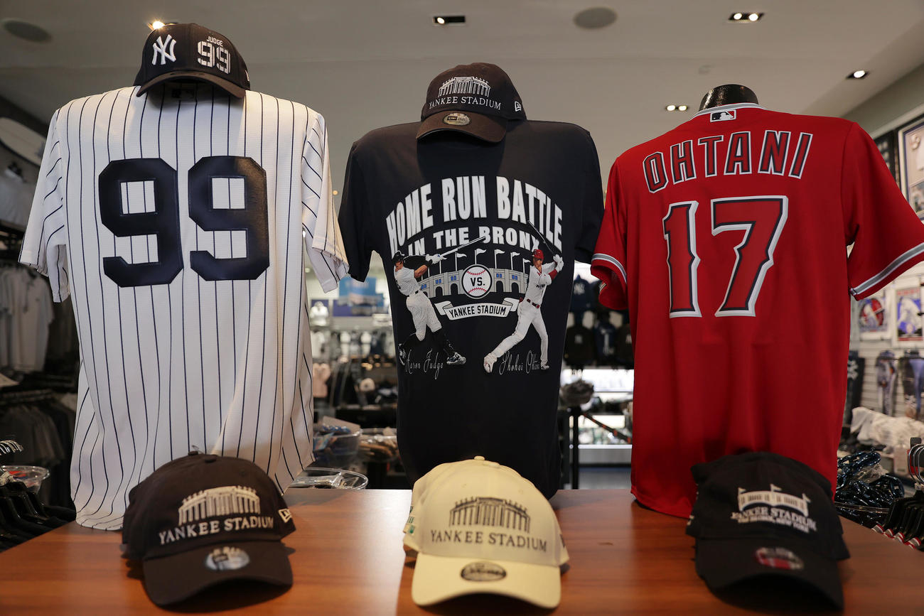 ヤンキース対エンゼルス　球場内の公式ストアで販売されているヤンキース・ジャッジとエンゼルス大谷の「HOME RUN BATTLE」Tシャツ（中央）（撮影・前田充）