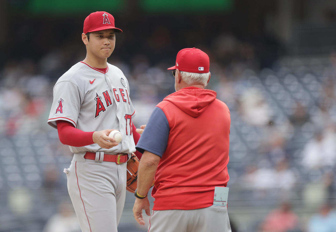 ヤンキース対エンゼルス　4回裏ヤンキース無死一塁、トレビノに内野安打を許したところで降板となる大谷（左）（撮影・前田充）