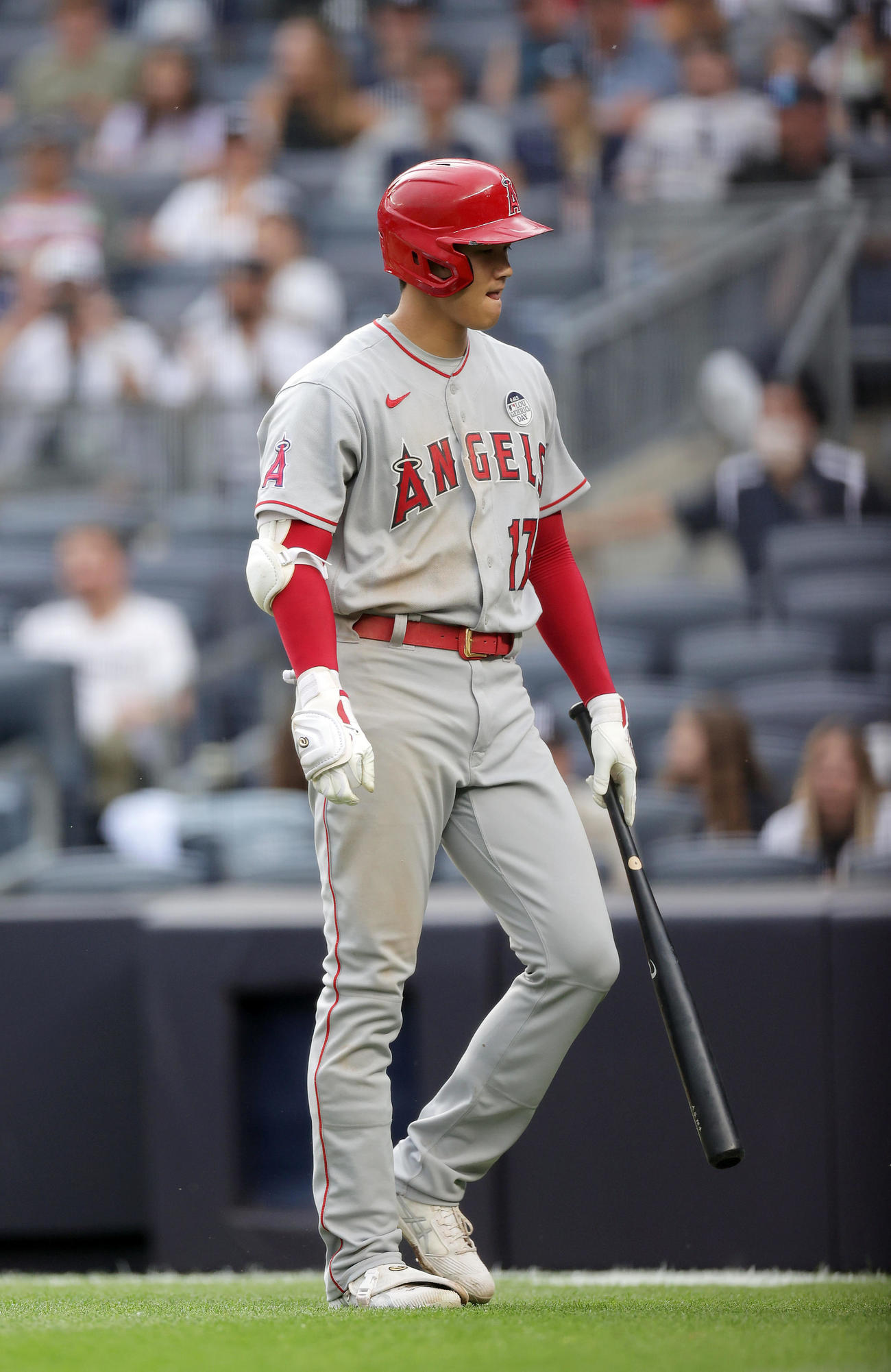 ヤンキース対エンゼルス　8回表エンゼルス1死一塁、見逃し三振に倒れ、ベンチへ戻る大谷（撮影・前田充）