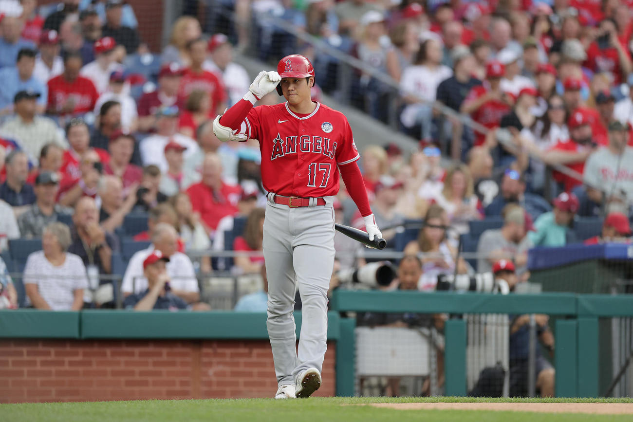 フィリーズ対エンゼルス　1回表エンゼルス無死一塁、打席に向かう大谷（撮影・前田充）