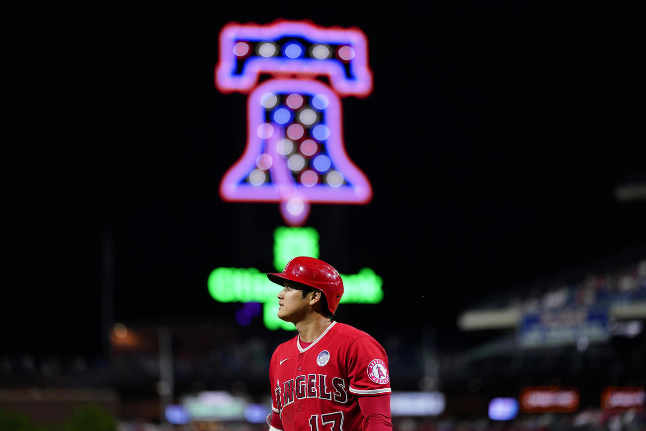 8回、三振に倒れた大谷。後方はシチズンズバンクパークのシンボル、リバティーベルのネオン（AP）