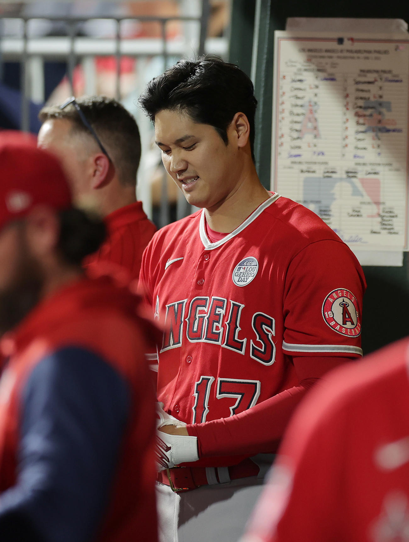 フィリーズ対エンゼルス　8回表エンゼルス1死、空振り三振に倒れ、ベンチで厳しい表情を見せる大谷（撮影・前田充）