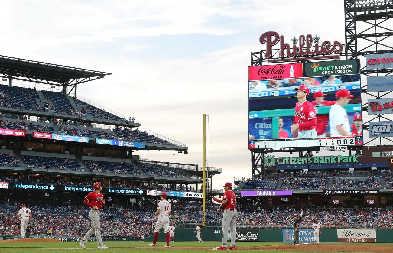 フィリーズ対エンゼルス　3回表エンゼルス2死、四球を選び一塁へ向かう大谷（手前左）（撮影・前田充）