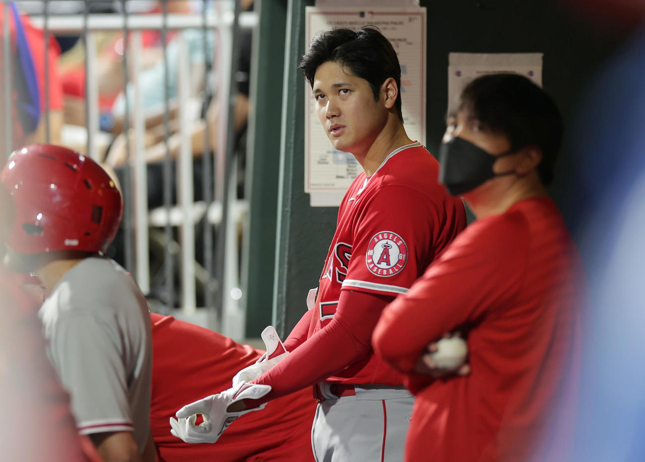 フィリーズ対エンゼルス　5回裏、ベンチで打撃の準備をするエンゼルス大谷（中央）（撮影・前田充）