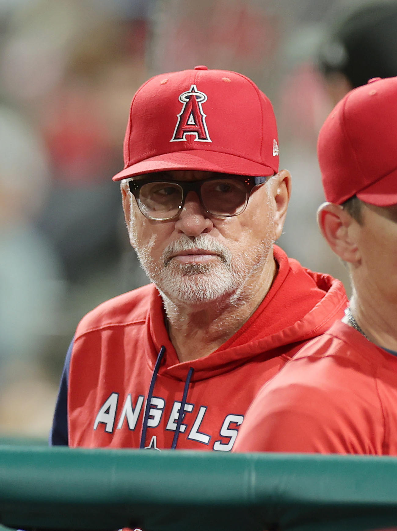 フィリーズ対エンゼルス　ベンチで厳しい表情を見せるエンゼルス・マドン監督（撮影・前田充）