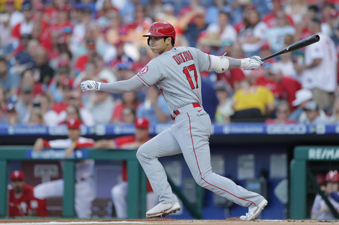 フィリーズ対エンゼルス　1回表エンゼルス1死、遊撃へ内野安打を放つ大谷（撮影・前田充）