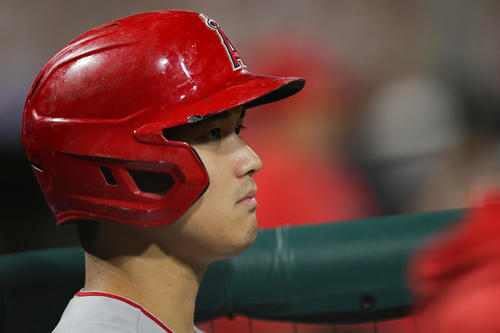 フィリーズ対エンゼルス　7回表、一点を見つめながらベンチで打順を待つエンゼルス大谷（撮影・前田充）