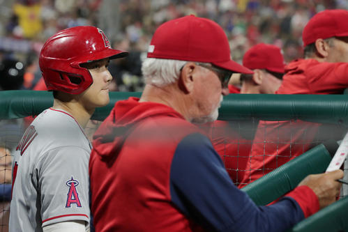 フィリーズ対エンゼルス　7回表、ベンチで打順を待つエンゼルス大谷。手前はマドン監督（撮影・前田充）