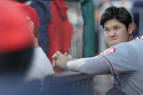フィリーズ対エンゼルス　1回裏、チームが失点を重ね、ベンチで厳しい表情を見せるエンゼルス大谷（撮影・前田充）