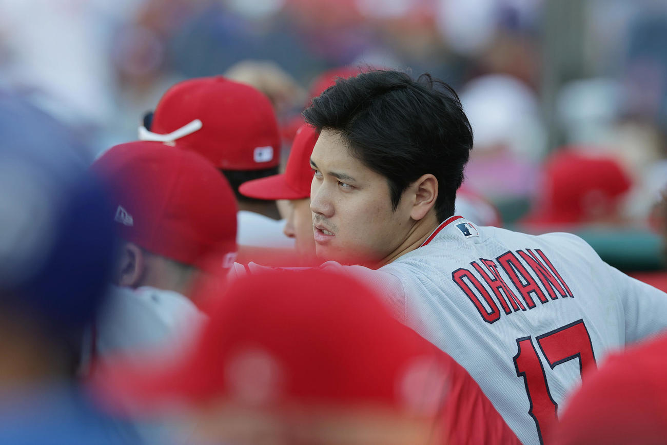 フィリーズ対エンゼルス　9回裏、心配そうな表情で戦況を見つめるエンゼルス大谷（撮影・前田充）