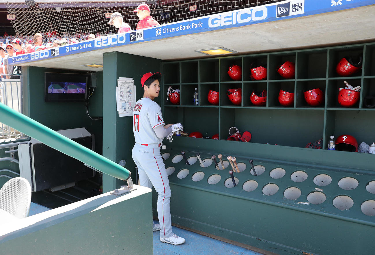 フィリーズ対エンゼルス　試合前、準備するエンゼルス大谷（撮影・前田充）