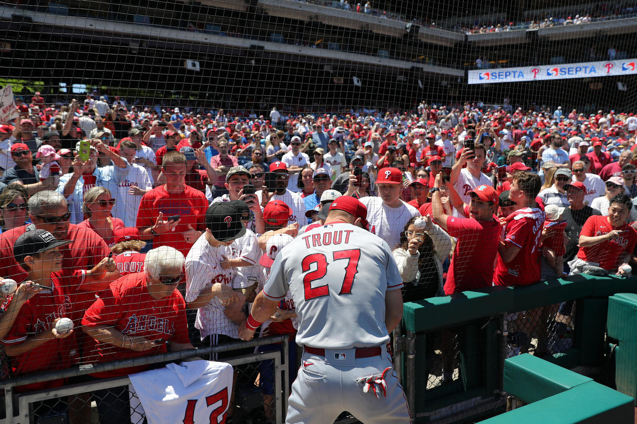 フィリーズ対エンゼルス　試合前、スタンドのファンにサインするエンゼルス・トラウト（手前中央）（撮影・前田充）