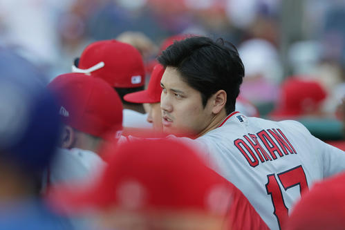 フィリーズ対エンゼルス　9回裏、心配そうな表情で戦況を見つめるエンゼルス大谷（撮影・前田充）