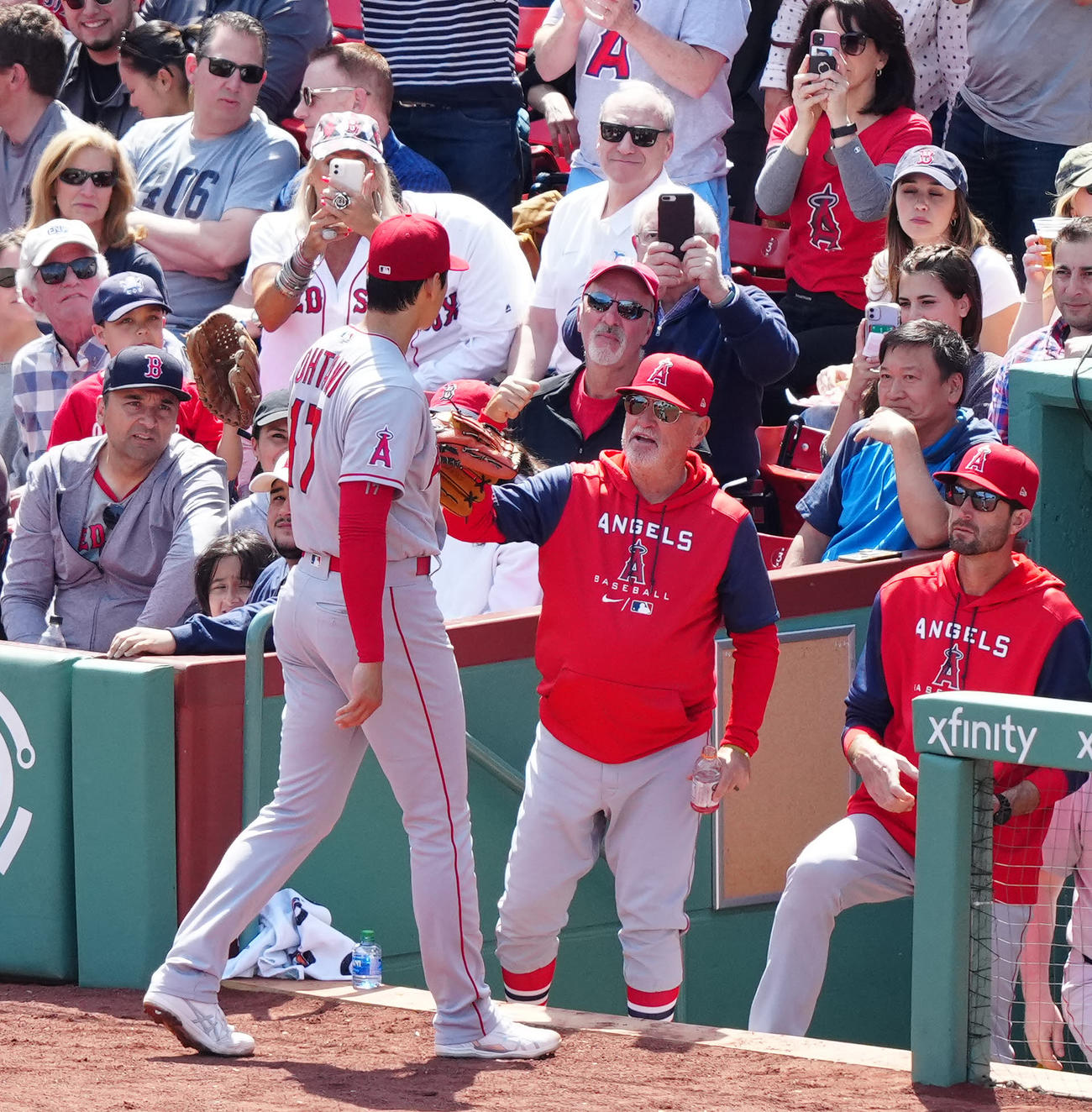 5月5日、レッドソックス対エンゼルス　3回裏終了後、ベンチに引き揚げるエンゼルス先発大谷（左）とタッチを交わすマドン監督