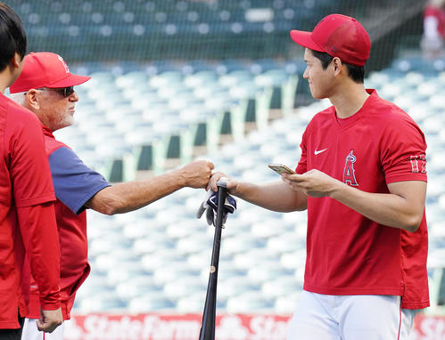 4月26日、エンゼルス対ガーディアンズ　試合前練習でフリー打撃を終えた後、マドン監督（左）とグータッチするエンゼルス大谷