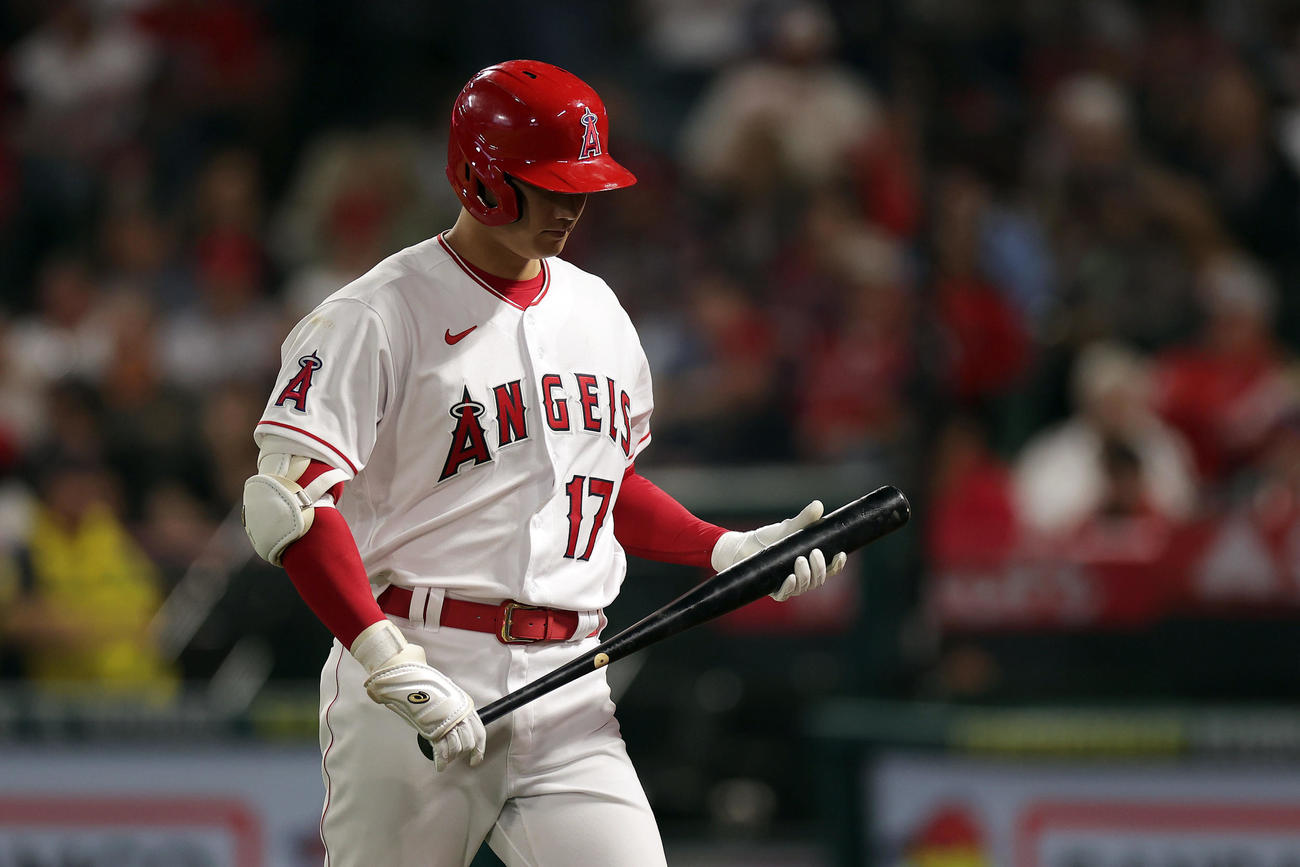 エンゼルス対レッドソックス　7回裏エンゼルス2死、空振り三振に倒れ、うつむきながらベンチへ戻る大谷（撮影・前田充）