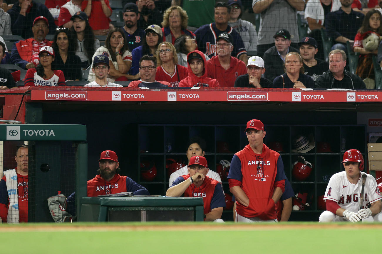 エンゼルス対レッドソックス　9回裏エンゼルス2死、メイフィールドの打席をベンチから見つめる大谷（中央後方）。中央手前はネビン代行監督（撮影・前田充）
