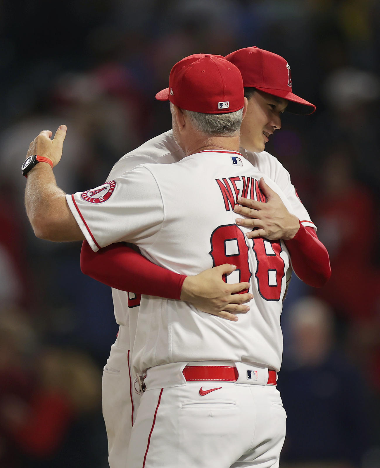 エンゼルス対レッドソックス　レッドソックスに勝利し連敗を14で止め、迎えたネビン監督代行（手前）と抱き合って喜ぶ大谷（撮影・前田充）