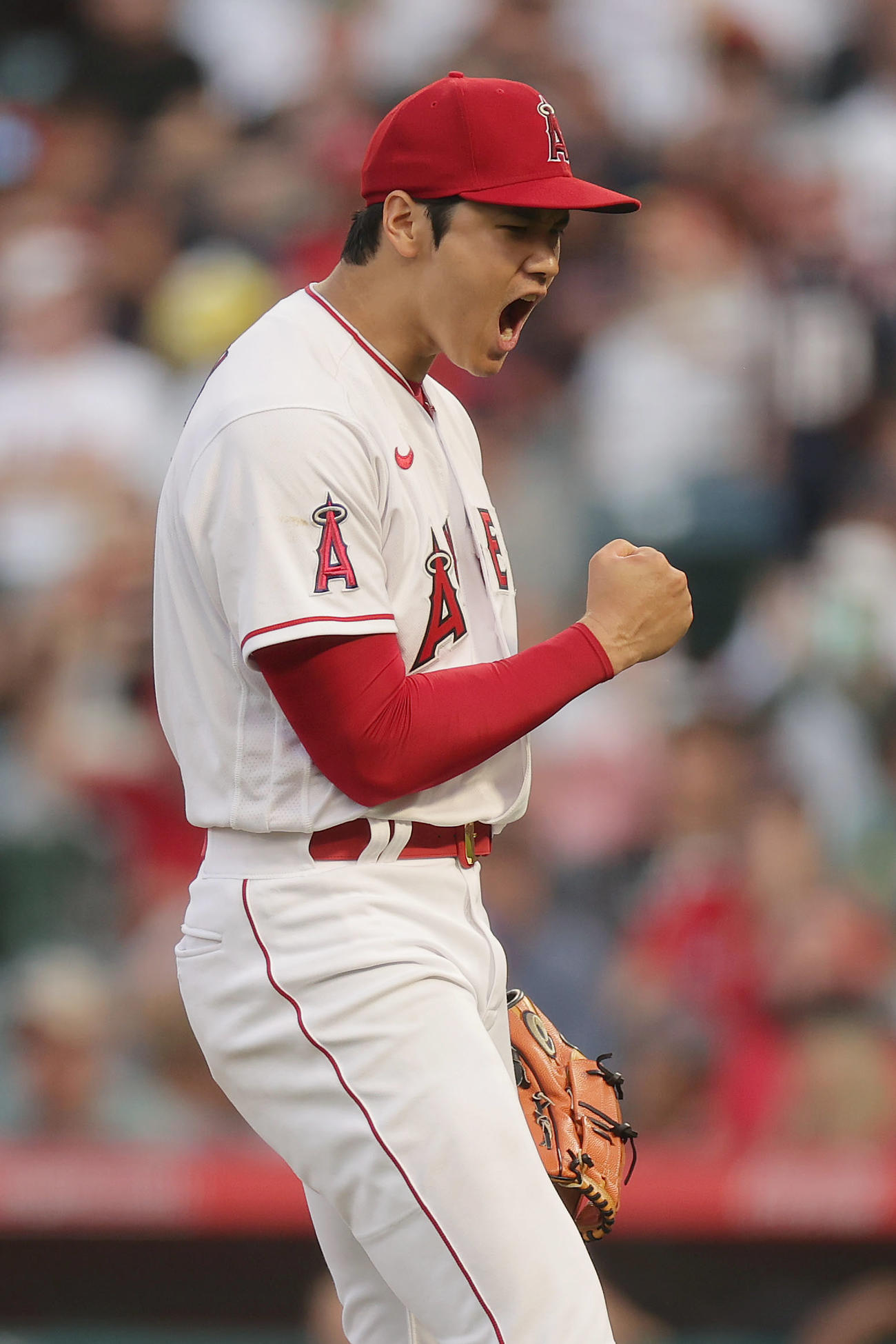 エンゼルス対レッドソックス　3回表レッドソックス2死三塁、ディバースを空振り三振に仕留め、ガッツポーズで雄たけびを上げる大谷（撮影・前田充）