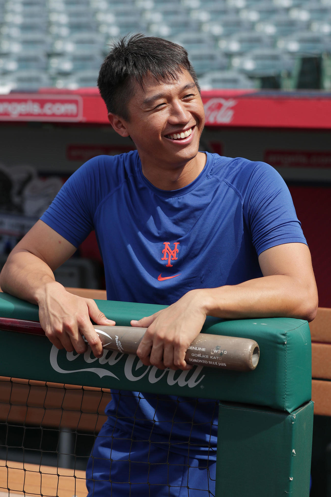 エンゼルス対メッツ　試合前練習で日本メディアと談笑するメッツ加藤（撮影・前田充）