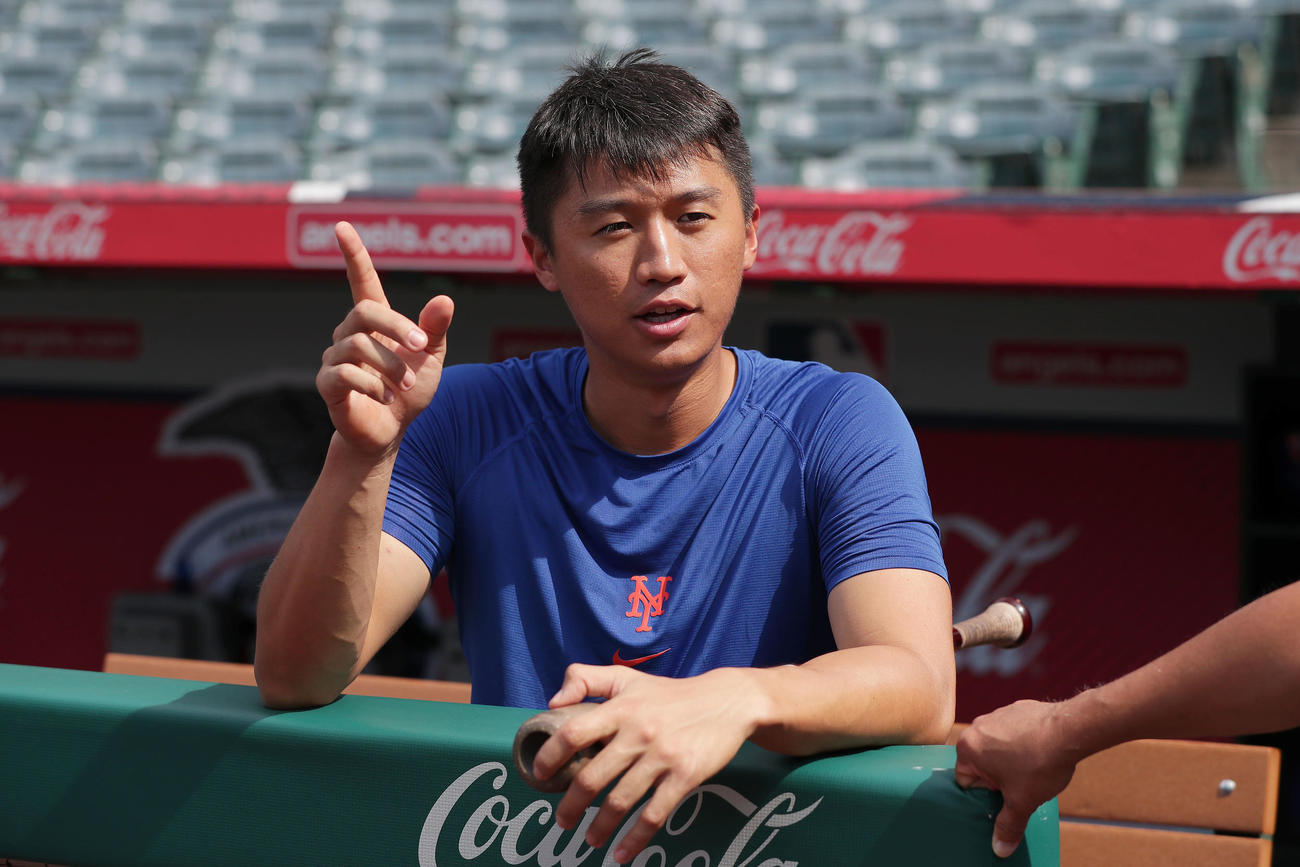 エンゼルス対メッツ　試合前練習で日本メディアと談笑するメッツ加藤（撮影・前田充）