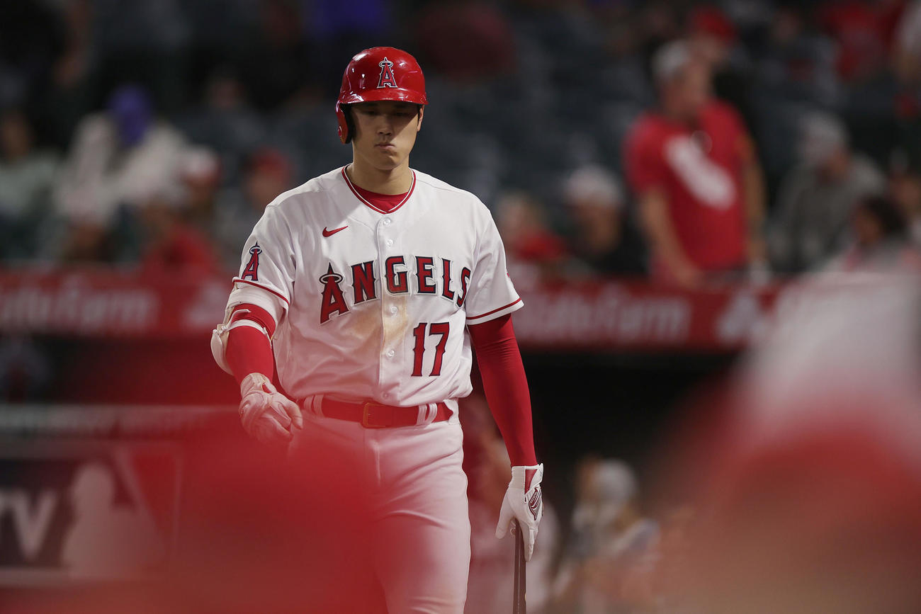 メッツに敗れ、うつむきながら引き揚げるエンゼルス大谷（撮影・前田充）